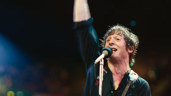 Jeremy Allen White spielt Bruce Springsteen in einem Kinofilm - Szene eines Konzerts aus dem Film