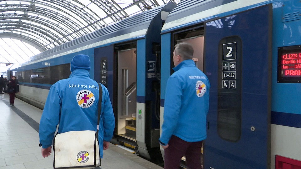 Mütze, Kaffee, helfende Hände: Die Bahnhofsmission Dresden im Einsatz