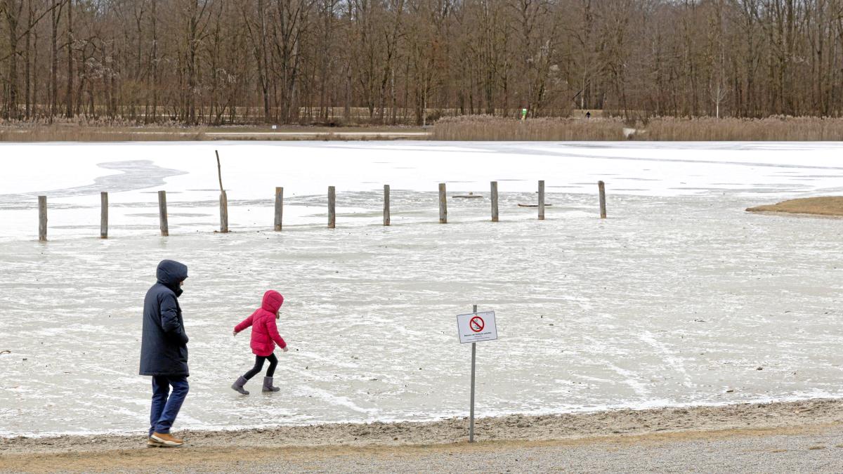 Feuerwehr warnt wegen Einbruchgefahr vor Betreten von Eisflächen auf Seen in Augsburg