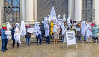 Omas gegen Rechts demonstrieren vor der Kommunalwahl in Augsburg für demokratische Werte