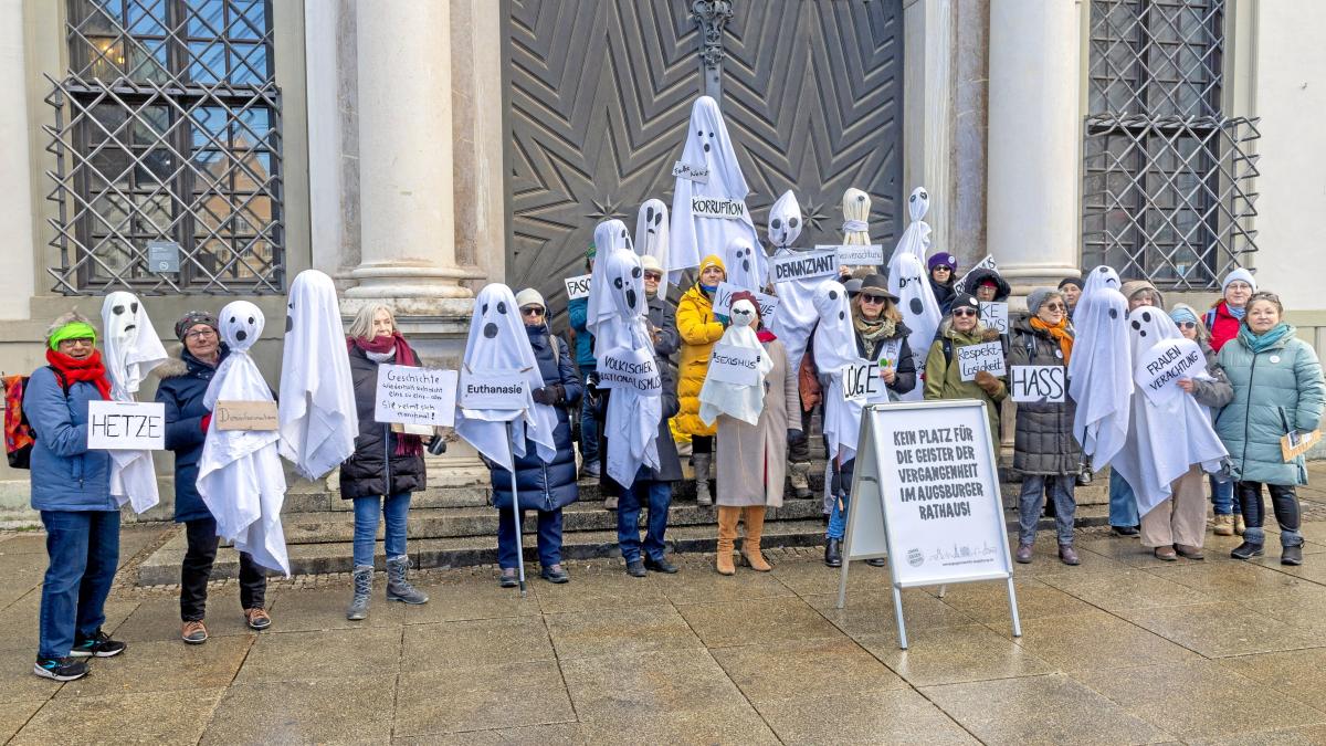 Omas gegen Rechts demonstrieren vor der Kommunalwahl in Augsburg für demokratische Werte