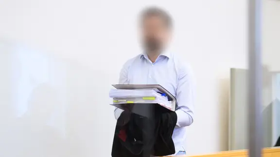 Der angeklagte Staatsanwalt Yashar G. steht im Gericht. | picture-alliance/dpa, Julian Stratenschulte Der angeklagte Staatsanwalt Yashar G. steht im Gericht.