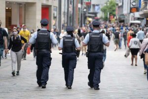 Mitarbeiter:innen des Ordnungsamtes auf dem Weg durch die Stadt