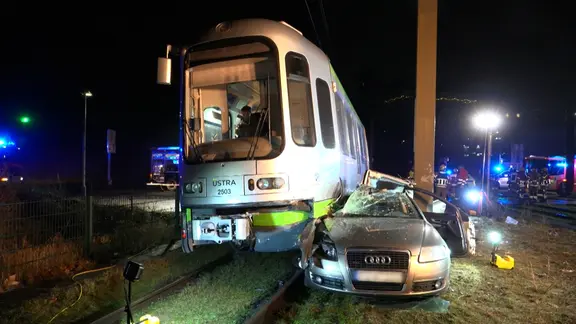 Ein Auto und eine Stadtbahn nach einer Kollision in Hannover. | Nord-West-Media TV Ein Auto und eine Stadtbahn nach einer Kollision in Hannover.