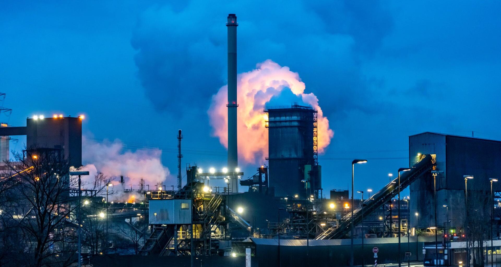 Die Hüttenwerke Krupp-Mannesmann vor blauem Abendhimmel