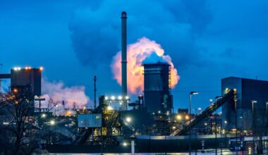 Die Hüttenwerke Krupp-Mannesmann vor blauem Abendhimmel