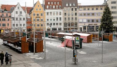 Wann sind die Christkindlesmarkt-Stände am Rathausplatz in Augsburg weg?