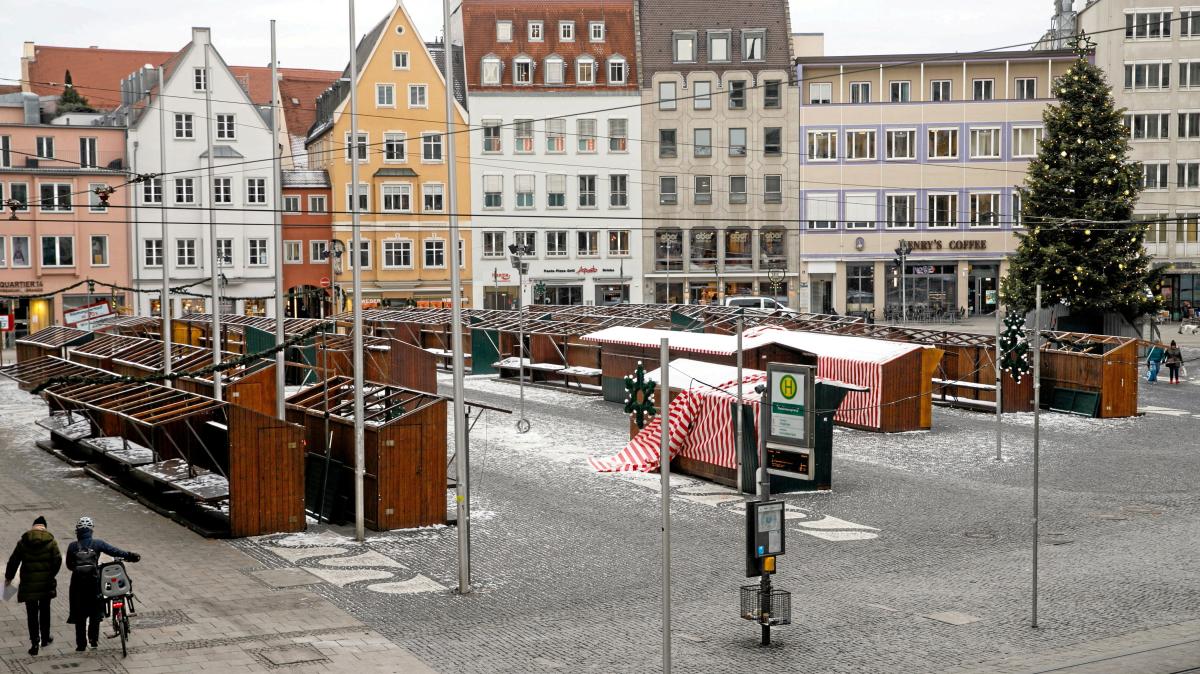 Wann sind die Christkindlesmarkt-Stände am Rathausplatz in Augsburg weg?