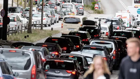 Stau in der Hamburger Innenstadt. (Symbolbild) | picture alliance/dpa | Markus Scholz Stau in der Hamburger Innenstadt. (Symbolbild)
