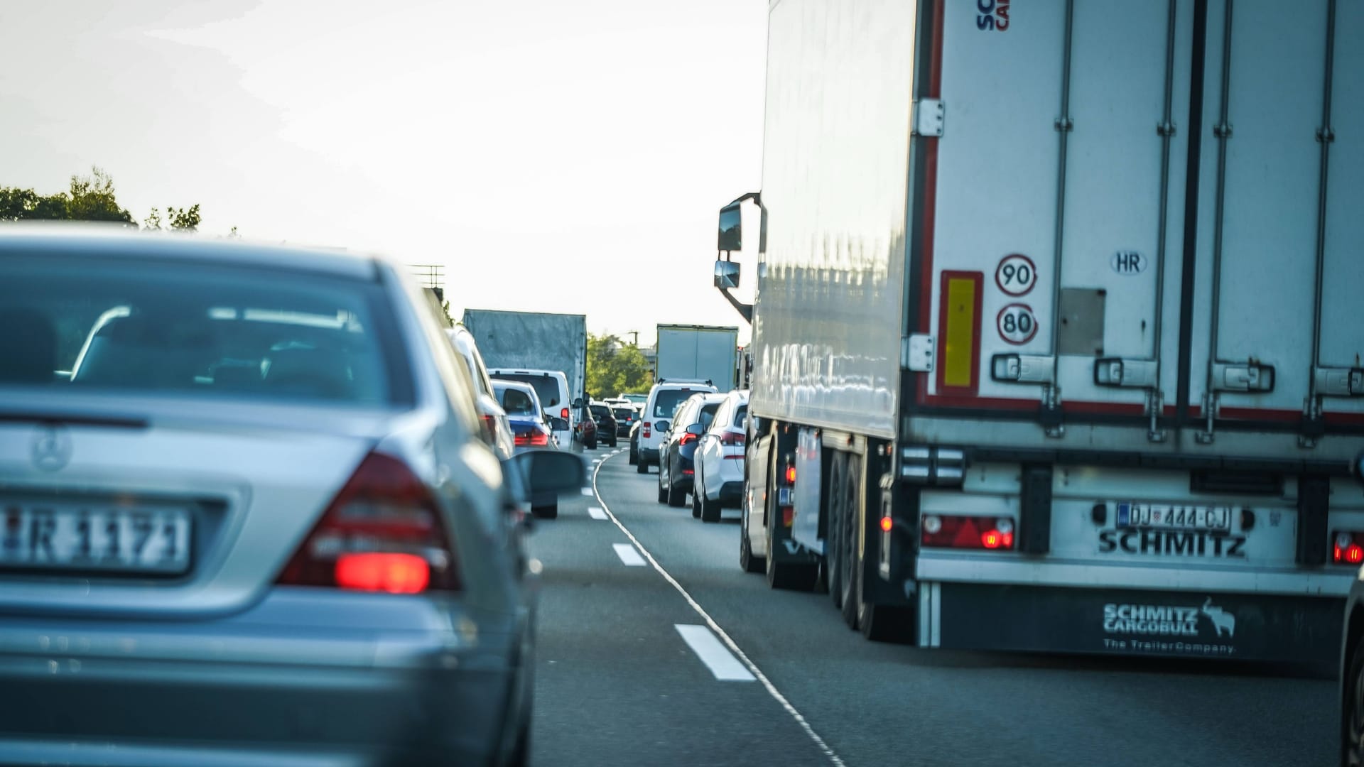 Stau auf der A3 bei Köln (Archivbild): Ab Freitag sperrt die Autobahn GmbH einen Streckenabschnitt zwischen der A1 und der A3. Stau auf der A3 bei Köln (Archivbild): Ab Freitag sperrt die Autobahn GmbH einen Streckenabschnitt zwischen der A1 und der A3.