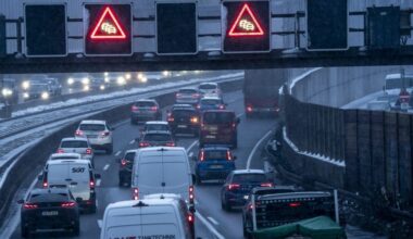 Staus auf der A1: Defekte Transporter blockieren Fahrstreifen