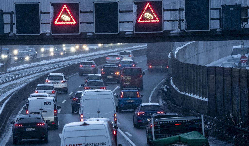 Staus auf der A1: Defekte Transporter blockieren Fahrstreifen