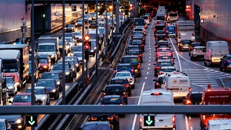 Stau in der bayerischen Landeshauptstadt (Archivbild): In der Hauptverkehrszeit verbrachten Autofahrer im Großraum München 2025 insgesamt rund 116 Stunden im Stau.