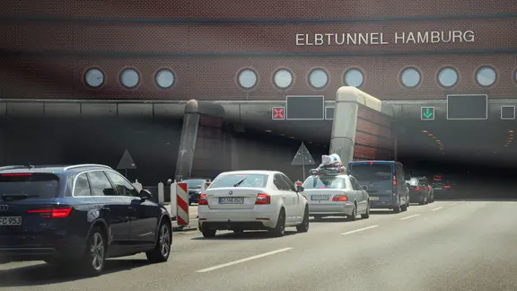 Es gibt einen Stau vor dem Elbtunnel in Hamburg.