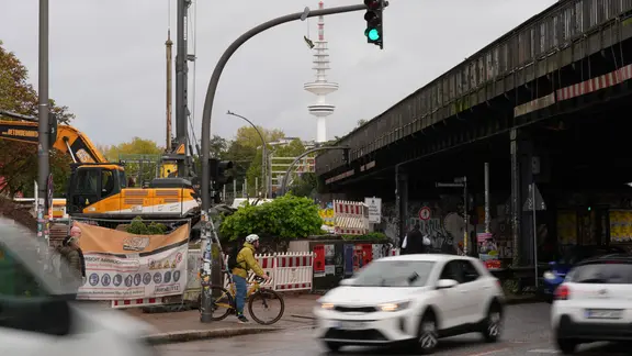 Eine Baumaschine arbeitet vor der Sternbrücke in Hamburg.
