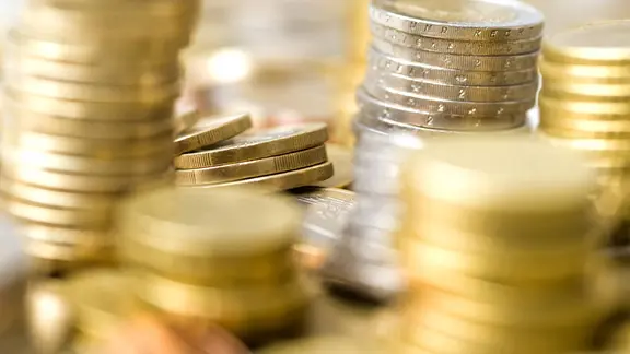 Viele Euromünzen sind aufeinander gestapelt. | picture alliance / blickwinkel/McPHOTO | McPHOTO Viele Euromünzen sind aufeinander gestapelt.