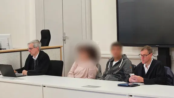Zwei Verteidiger sitzen mit dem angeklagten Ehepaar, das seine erwachsene Tochter beziehungsweise Stieftochter schwer sexuell missbraucht haben soll im Gerichtssaal. | dpa, Christian Brahmann Zwei Verteidiger sitzen mit dem angeklagten Ehepaar, das seine erwachsene Tochter beziehungsweise Stieftochter schwer sexuell missbraucht haben soll im Gerichtssaal.