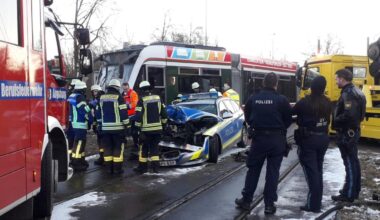 Streifenwagen-Unfall in Augsburg: Polizeiauto kollidiert mit Straßenbahn