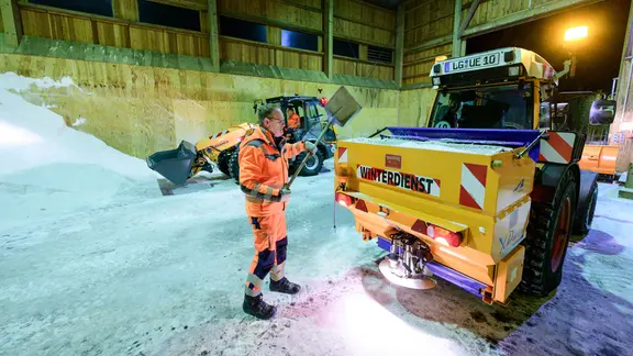 Uelzen-Holdenstedt: Ein Winterdienstfahrzeug wird bei der Straßenmeisterei mit Streusalz befüllt. 