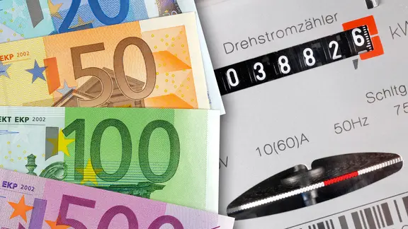 Geldscheine liegen neben einem Stromzähler | colourbox Geldscheine liegen neben einem Stromzähler