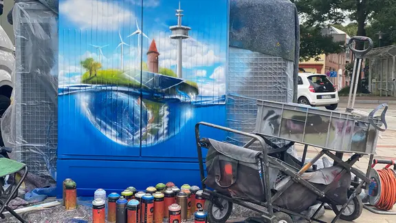 Jonathan Sachaus fertiges Werk: ein Stromkasten, der visuell auf die Energiewende eingeht.