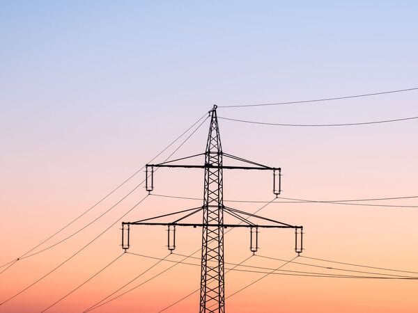 ARCHIV - 06.09.2023, Baden-Württemberg, Rottweil: Ein Strommast ist bei Sonnenaufgang als Silhouette zu sehen. (zu dpa: «Wie sicher sind die Stromnetze im Nordwesten?») Foto: Silas Stein/dpa +++ dpa-Bildfunk +++