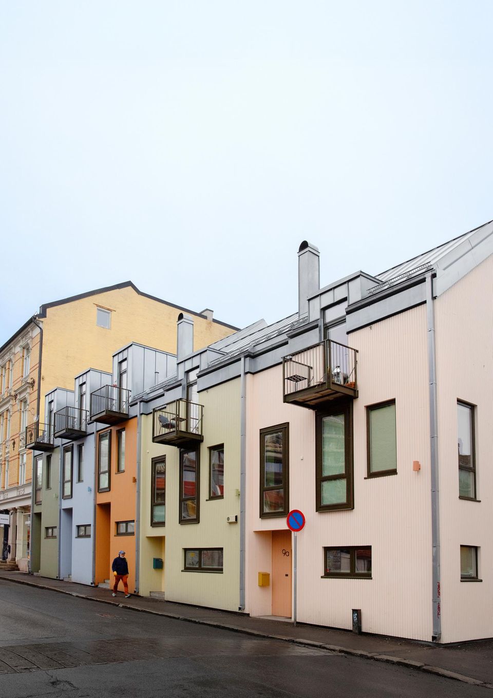 Reihenhäuser in Pastellfarben von außen