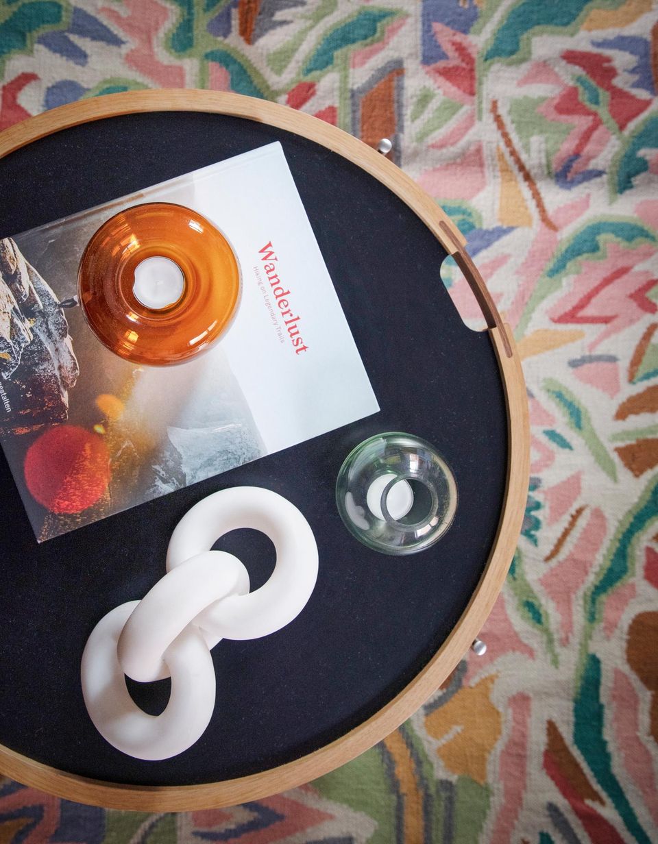 Runder Couchtisch mit Deko