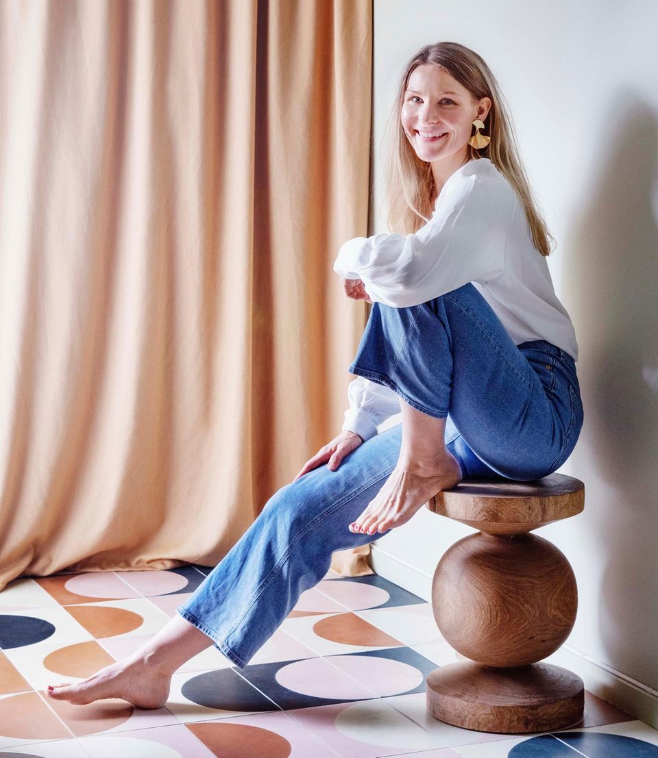 Frau auf einem Hocker aus Holz