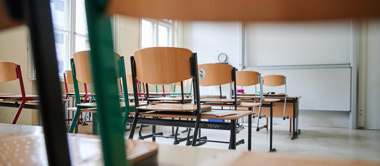 hochgestellte Stühle in einem Klassenzimmer | dpa hochgestellte Stühle in einem Klassenzimmer
