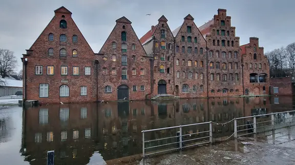 Die Salzsspeicher in Lübeck während einer Sturmflut, das Wasser steht bis zur Unterseite der Türen.