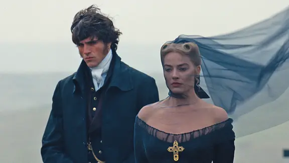 Jacob Elordi spielt Heathcliff - und die Schauspielerin und Produzentin Margot Robbie die Heldin Catherine Earnshaw in "Wuthering Heights - Sturmhöhe" von Emerald Fennell | Warner Bros. Pictures Jacob Elordi und