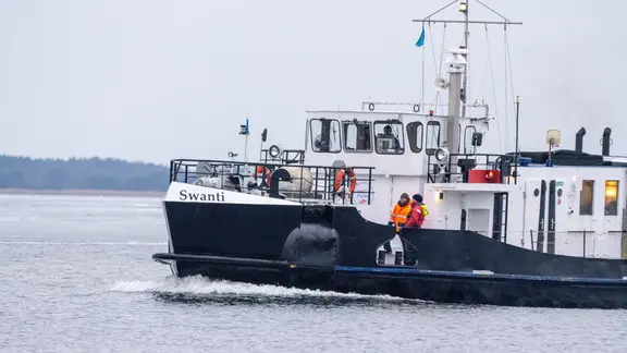 Der Eisbrecher "Swanti" fährt auf dem Bodden zwischen der Insel Hiddensee und der Insel Rügen. Weil die Fähre "Vitte" einen Eisschaden hat, müssen Reisende auf den Eisbrecher "Swanti" umsteigen. 