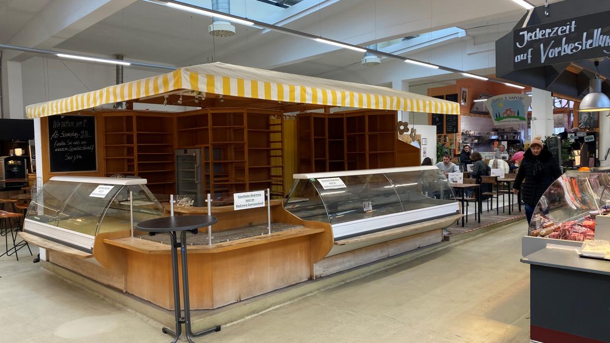 Eine Biometzgerei übernimmt Stand in der Viktualienhalle auf dem Augsburger Stadtmarkt