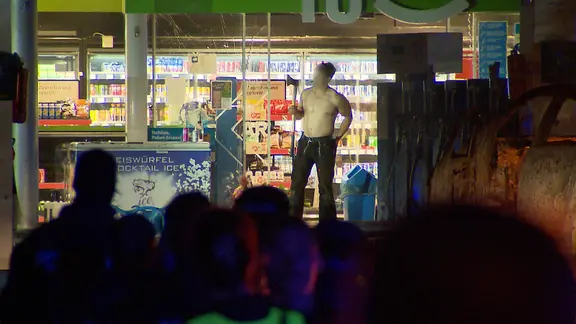 Ein Mann mit einer Axt steht vor einer Tankstelle in Hannover Anderten. | NonstopNews Ein Mann mit einer Axt steht vor einer Tankstelle in Hannover Anderten.
