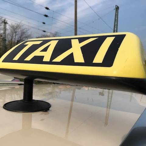 Brutaler Überfall auf Taxifahrer in Troisdorf