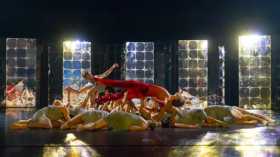 Szene aus dem Ballett "Der Steppenwolf" von Goyo Montero nach der literarischen Vorlage von Hermann Hesse. | Staatstheater Nürnberg/Jesús Vallinas Szene aus dem Ballett "Der Steppenwolf" von Goyo Montero.