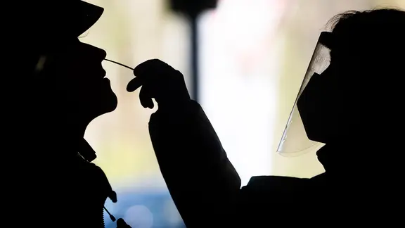Bei einem Mann wird ein Corona-Test in einem Schnelltest-Zentrum in Hannover genommen. (Themenbild)