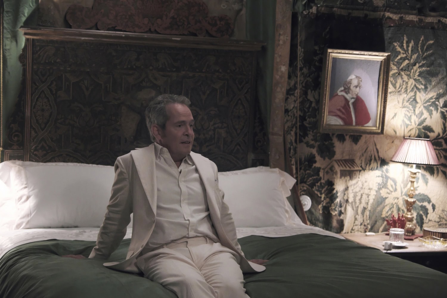 Szene mit Tom Hollander aus der 2. Staffel der Serie »The White Lotus«, die auf Sizilien spielt