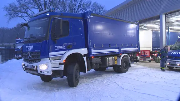 Einsatzkräfte des THW machen sich bereit für einen Einsatz in Berlin.