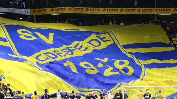 Fans des SV Todesfelde beim Fußball-Hallenmasters in Kiel 