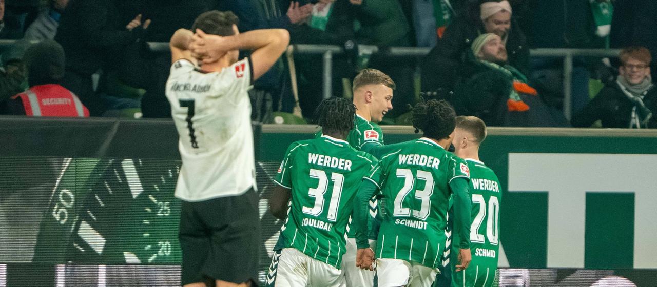 Bremens Keke Topp bejubelt seinen Treffer mit den Teamkollegen