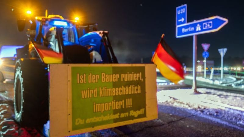Traktoren blockieren eine Autobahnauffahrt (Archivbild): Es ist nicht der erste Protest auf der Autobahn. Traktoren blockieren eine Autobahnauffahrt (Archivbild): Es ist nicht der erste Protest auf der Autobahn.