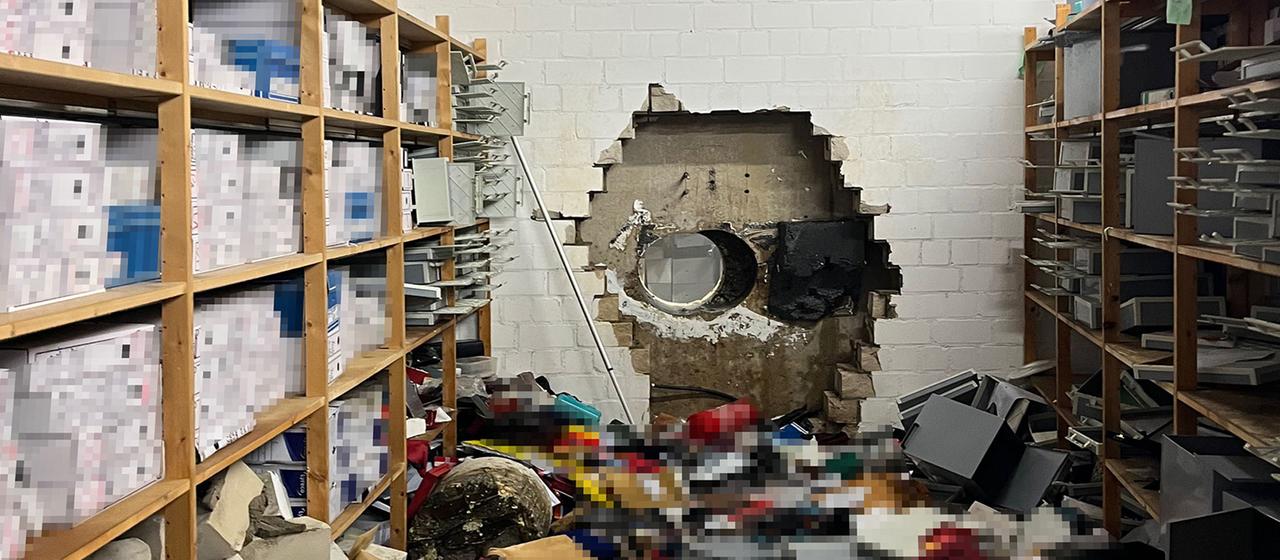 Ein großes Loch ist in der Wand des Tresorraums einer Sparkasse in Gelsenkirchen zu sehen. | dpa Ein großes Loch ist in der Wand des Tresorraums einer Sparkasse in Gelsenkirchen zu sehen.