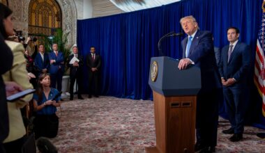 US-Präsident Donald Trump spricht vor Journalisten bei einer Pressekonferenz in seinem Club Mar-a-Lago in Palm Beach, Florida.