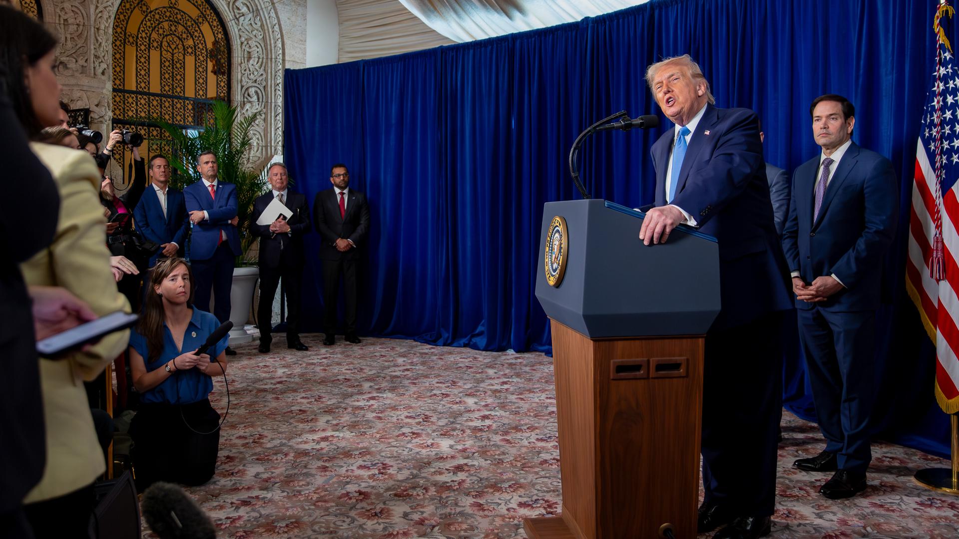 US-Präsident Donald Trump spricht vor Journalisten bei einer Pressekonferenz in seinem Club Mar-a-Lago in Palm Beach, Florida. US-Präsident Donald Trump spricht vor Journalisten bei einer Pressekonferenz in seinem Club Mar-a-Lago in Palm Beach, Florida.