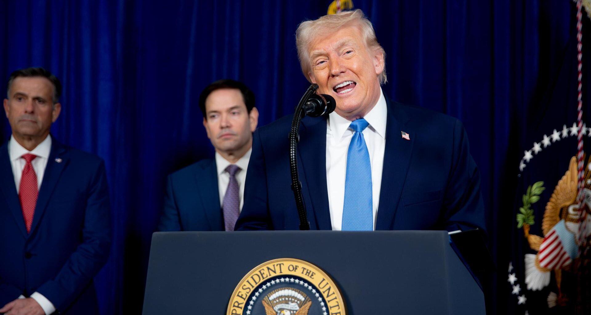 US-Präsident Donald Trump steht in Mar-a-Lago während einer Pressekonferenz zum US-Angriff auf Venezuela am Rednerpult und spricht.