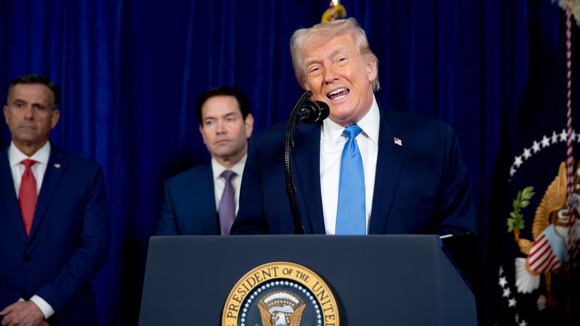 US-Präsident Donald Trump steht in Mar-a-Lago während einer Pressekonferenz zum US-Angriff auf Venezuela am Rednerpult und spricht.