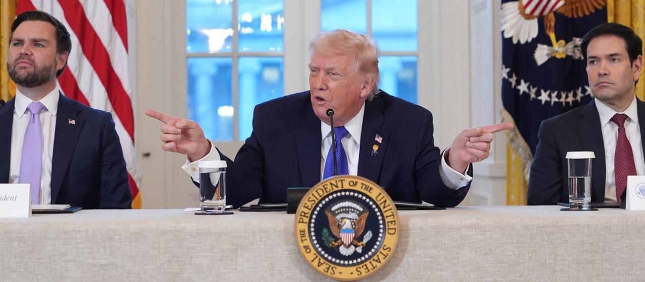 US-Präsident Donald Trump im Weißen Haus mit US-Vizepräsident JD Vance und US-Außenminister Marco Rubio zuhören.