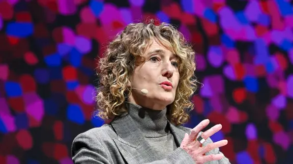 Berlinale-Chefin Tricia Tuttle hält bei der Jahres-Pressekonferenz der Internationalen Filmfestspiele Berlin in der Akademie der Künste einen Teddybären in der Hand | Jens Kalaene/dpa Berlinale-Chefin Tricia Tuttle hält bei der Jahres-Pressekonferenz der Internationalen Filmfestspiele Berlin in der Akademie der Künste einen Teddybären in der Hand